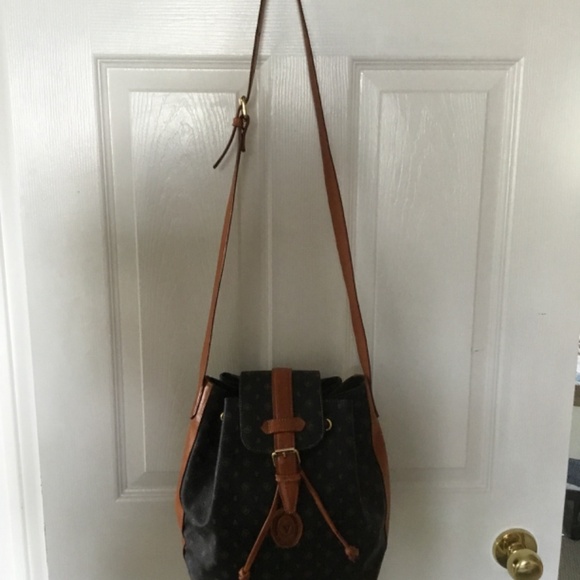 Beautiful Valleverde Shoulder/Crossbody Drawstring Leather Bag - Picture 10 of 10